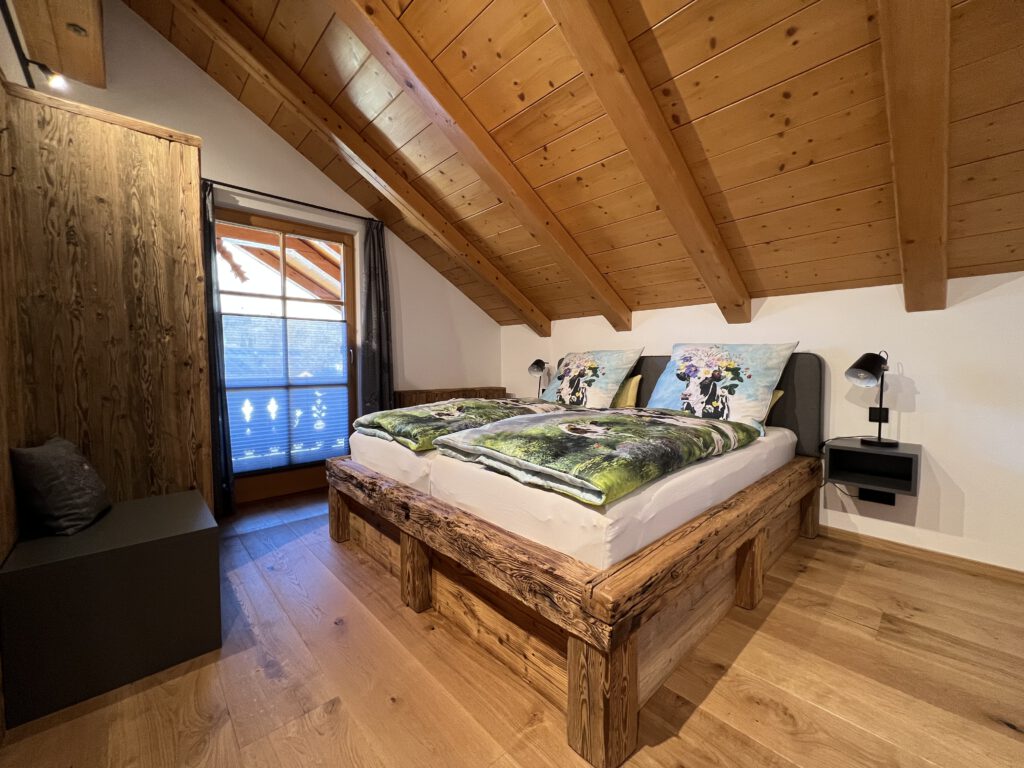 1 Schlafzimmer mit Doppelbett und Kleiderschrank in der Wohnung „Broathack"